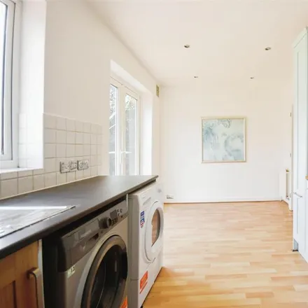 Image 5 - Birch Close, London, TW8 8NS, United Kingdom - Townhouse for rent