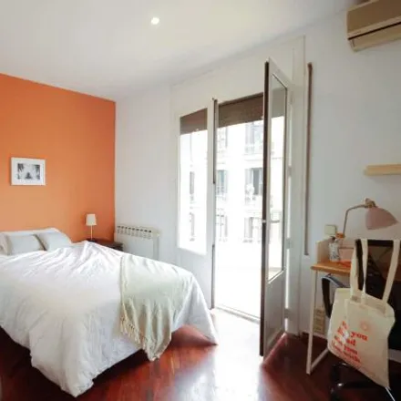 Rent this 3 bed room on Carrer de Balmes in 79 B, 08001 Barcelona