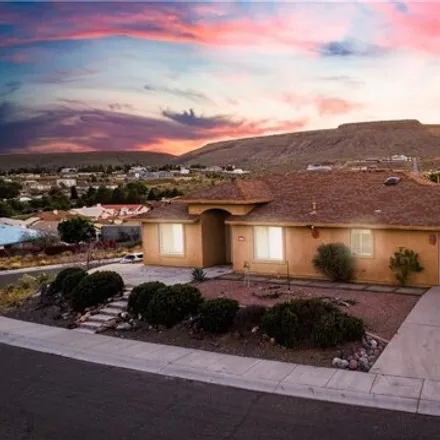 Buy this 3 bed house on 4005 Red Hill Drive in Kingman, AZ 86409