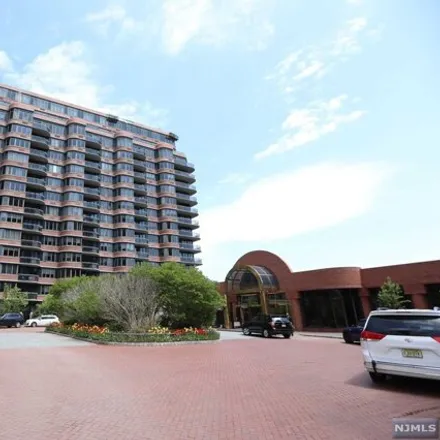 Buy this 1 bed condo on Winston Drive in Cliffside Park, NJ