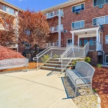 Image 2 - 830 Pelhamdale Avenue, Chester Heights, City of New Rochelle, NY 10801, USA - Apartment for sale
