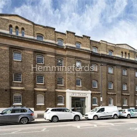 Rent this 3 bed room on Stirling Court in 201 St. John Street, London