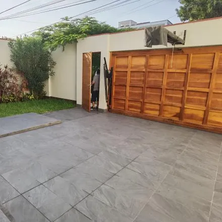 Rent this 4 bed house on Repsol in Alfredo Benavides Avenue, Miraflores