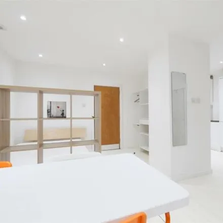 Image 4 - City View House, 455-463 Bethnal Green Road, London, E2 9QH, United Kingdom - Apartment for sale