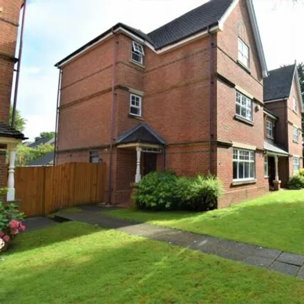 Rent this 4 bed townhouse on The Highlands in Farnham Common, SL2 3JR