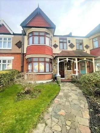Rent this 3 bed townhouse on Breamore Road in Goodmayes, London
