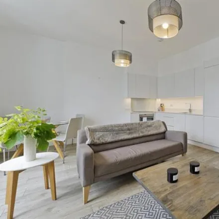 Rent this 2 bed apartment on 46 Blenheim Crescent in London, W11 1NY