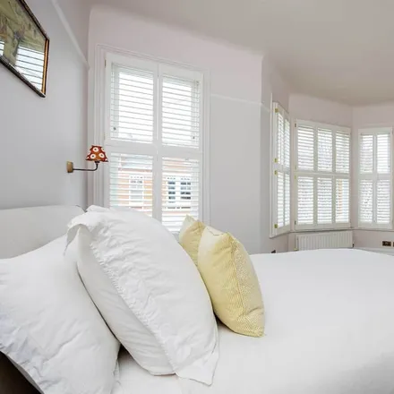 Image 6 - London, SW12 8LW, United Kingdom - House for rent