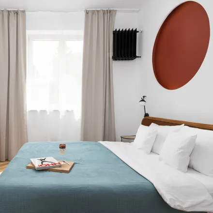 Rent this 2 bed apartment on 2 Społeczne Liceum Ogólnokształcące STO imienia Pawła Jasienicy in Nowowiejska 5, 00-643 Warsaw