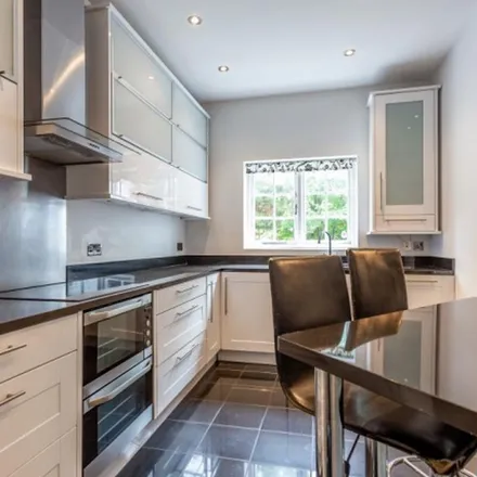 Rent this 3 bed duplex on Holyoake House in North View, London
