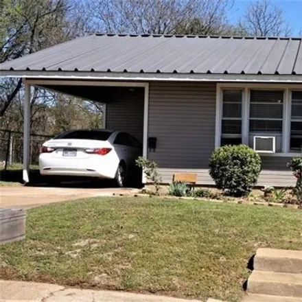 Rent this 3 bed house on Houston Elementary School in West Morgan Street, Denison