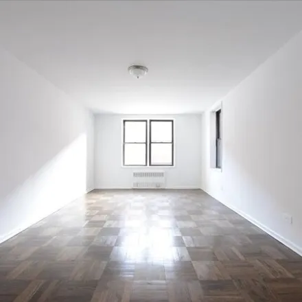 Image 7 - 10-40 Neilson Street, New York, NY 11691, USA - Apartment for sale