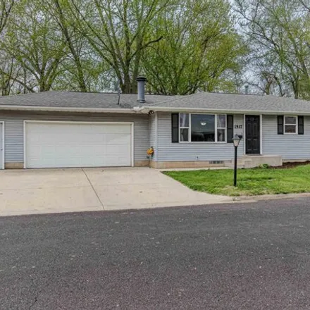 Buy this 3 bed house on 1595 West Shore Drive in Pekin, IL 61554
