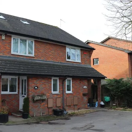 Rent this 3 bed duplex on Elwood’s hair & beauty in 915 London Road, High Wycombe