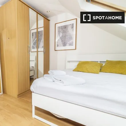Rent this 4 bed room on Bikehangar 2401 in Hebdon Road, London