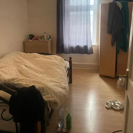 Rent this 3 bed apartment on Dixy Chicken in 54 Station Parade, London
