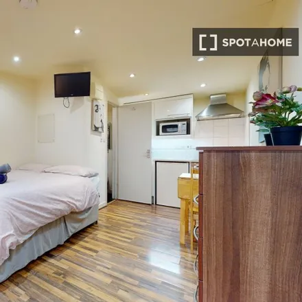 Rent this studio apartment on 21 Dartmouth Road in London, NW2 4RT