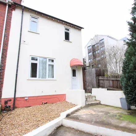 Rent this 4 bed townhouse on 4 Taddiford Road in Exeter, EX4 4AY