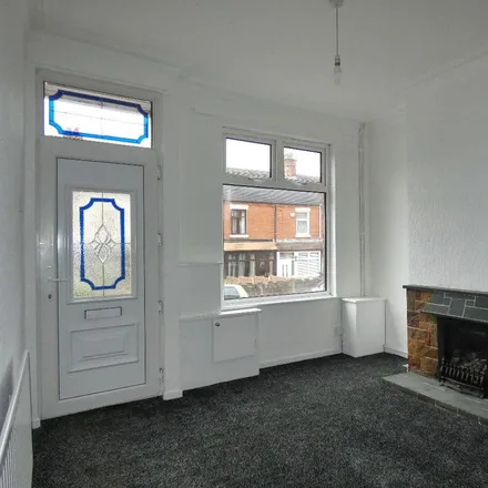 Image 2 - Rodgers Street, Tunstall, ST6 5DY, United Kingdom - Townhouse for rent