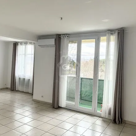 Rent this 3 bed apartment on 7 Rue de la Paix in 13130 Berre-l'Étang, France