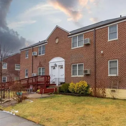 Buy this 3 bed condo on 61-28 Little Neck Parkway in New York, NY 11362