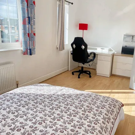 Image 2 - Genas Close, London, IG6 2PJ, United Kingdom - Room for rent