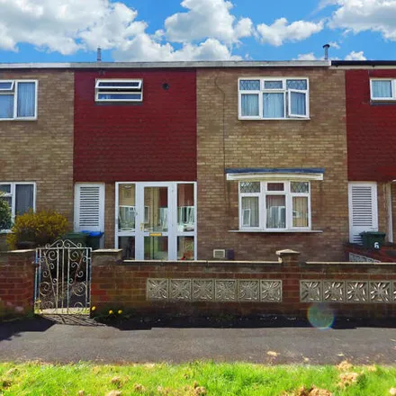 Rent this 3 bed townhouse on Hamble Drive in Aylesbury, HP21 8QA
