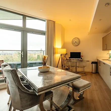 Rent this 2 bed apartment on Frank's Cafe in 39 Friern Barnet Road, London