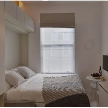 Rent this studio apartment on 58-60 Notting Hill Gate in London, W11 3HP