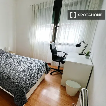 Rent this 3 bed room on Colegio de Educación Infantil y Primaria Solokoetxe LHLI in Solokoetxeko eskailerak, 48005 Bilbao