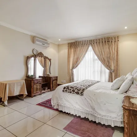 Image 2 - 238 Bryanston Drive, Johannesburg Ward 103, Sandton, 1617, South Africa - Apartment for rent