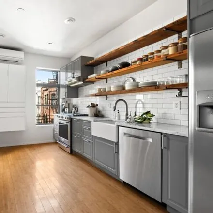 Image 2 - 398 Franklin Avenue, New York, NY 11238, USA - Townhouse for sale