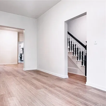 Image 3 - 1360 Teller Avenue, New York, NY 10456, USA - House for sale