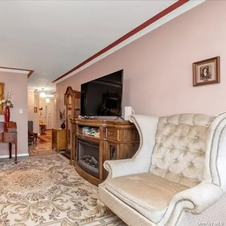 Image 7 - 92-30 56th Avenue, New York, NY 11373, USA - Apartment for sale