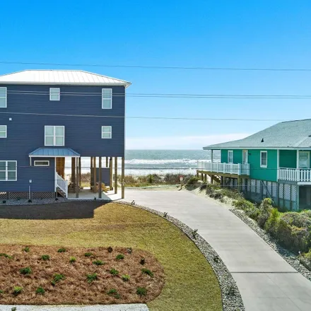 Image 1 - 705 Ocean Drive, Emerald Isle, NC 28594, USA - House for sale