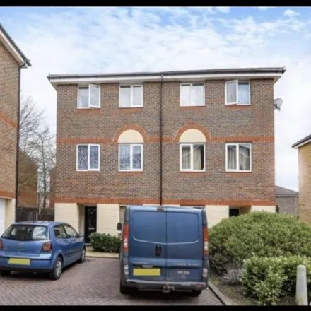 Rent this 5 bed townhouse on Quarles Park Road in London, RM6 4DA