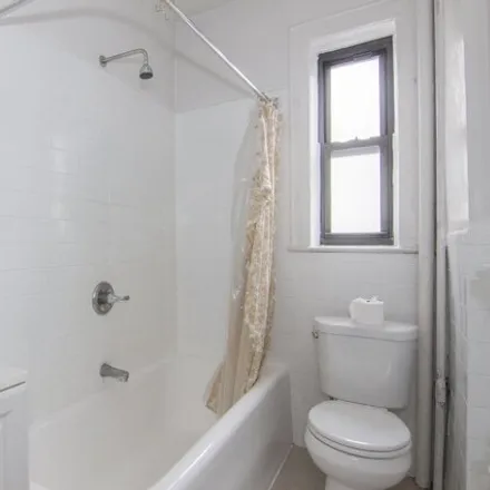 Image 6 - 27-11 23rd Avenue, New York, NY 11105, USA - House for rent