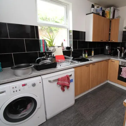Rent this 5 bed house on 14 Seely Road in Nottingham, NG7 1NU