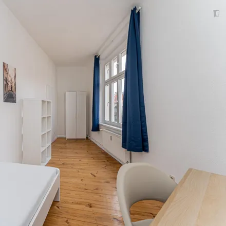 Rent this 3 bed room on Boxhagener Straße 49 in 10245 Berlin, Germany