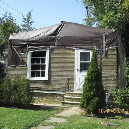 Buy this 2 bed house on 112 Glenwood Street in Elyria, OH 44035
