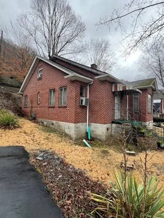 Image 2 - 447 Edgewood Avenue, Welch, WV 24801, USA - House for sale