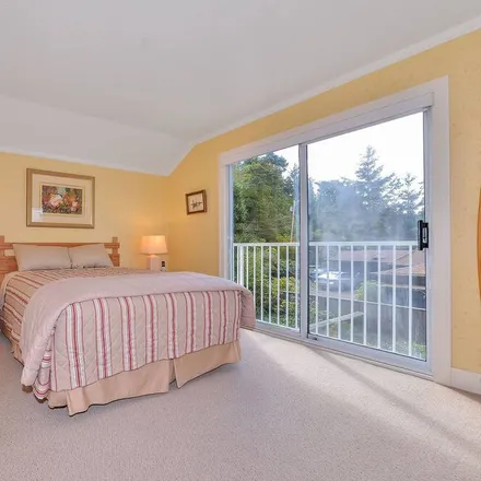 Image 1 - Comox, BC V9M 3T7, Canada - House for rent