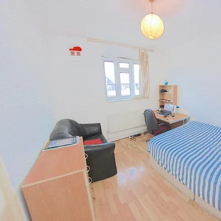 Image 2 - Kindersley House, Philchurch Place, St. George in the East, London, E1 1RR, United Kingdom - Room for rent
