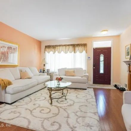 Image 3 - 17 Crabtree Avenue, New York, NY 10309, USA - House for sale