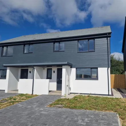 Rent this 3 bed duplex on A392 in Newquay, TR8 4QD