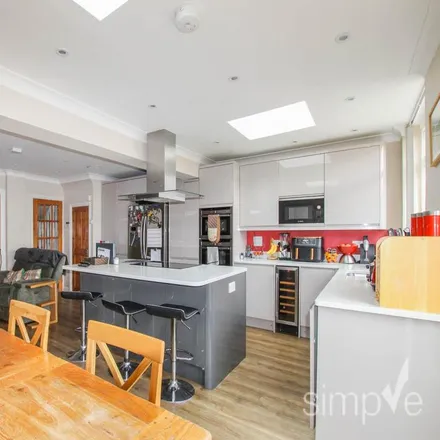 Rent this 4 bed house on Frogmore Avenue in London, UB4 8AP