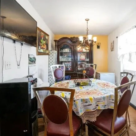 Image 4 - 182-41 89th Avenue, New York, NY 11423, USA - House for sale