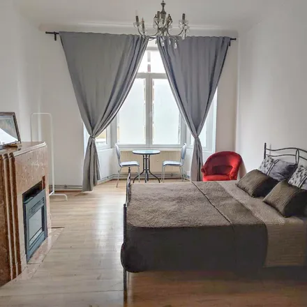 Rent this 4 bed apartment on Avenue de l'Hôpital Français - Frans Gasthuislaan 17 in 1081 Koekelberg, Belgium