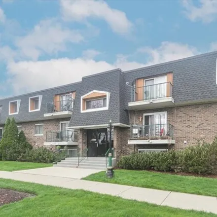 Buy this 2 bed condo on 3852 North Parkway Drive in Northfield Township, IL 60062