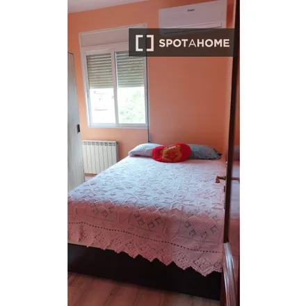 Rent this 3 bed room on Calle de Sierra Carbonera in 33, 28053 Madrid